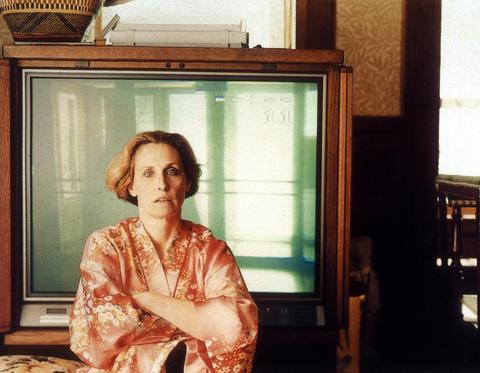 Tina Barney, Jill and the TV, 1989
