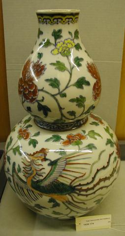 Unknown, Vase in Gourd Shape with Phoenixes and Peonies, 19th century
