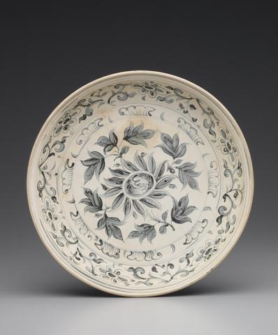 Unknown, Plate with a Chrysanthemum, 15th–16th century