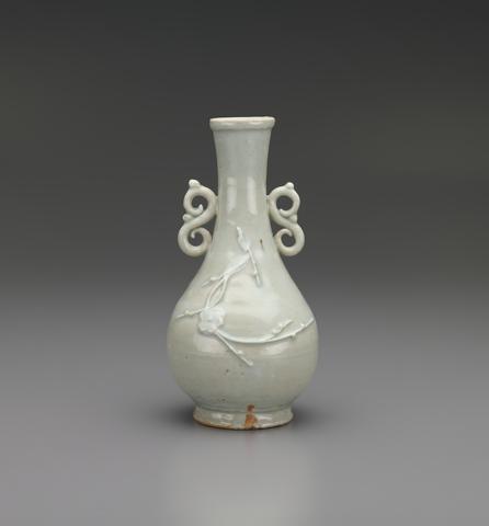Unknown, Vase with Plum Blossoms, 14th century
