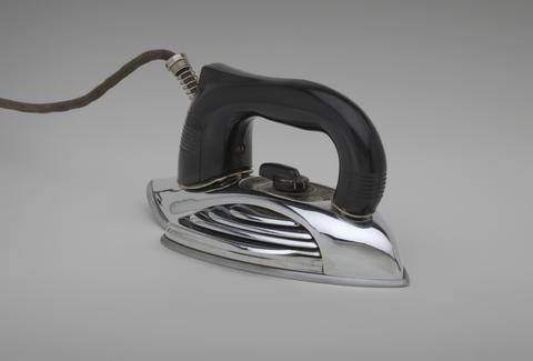 form Clifford Brooks Stevens, "Petipoint" Iron, Model No. W410, Patented 1941