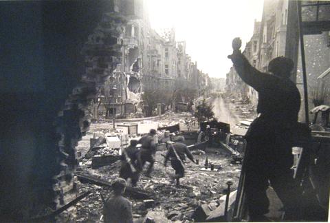 Dmitri Baltermants, Battle in the Streets of Berlin, from The Great Patriotic War, Vol. II, 1945, printed 2003