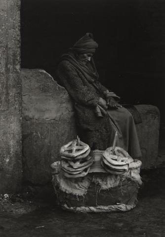 Susannah Hays, Bread for Sale, Cairo, 1993