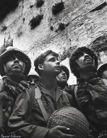 David Rubinger, Liberating forces at the Wailing Wall, Jerusalem, 1967