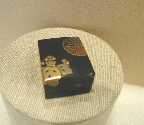Unknown, Miniature Lacquer Box with Mon Design, late 18th century