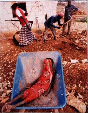 Greg Marinovich, Digging Grave, 1992