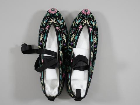 Unknown, Pair of Velvet Slippers with Floral Embroidery