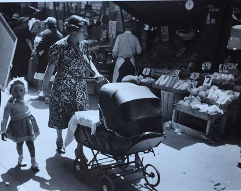 Lucien Aigner, Shopping in Harlem, New York City, 1936