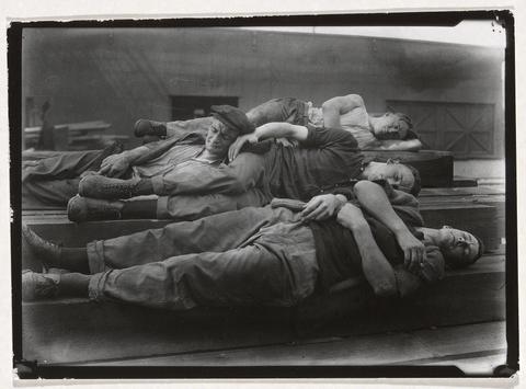 Lewis W. Hine, Dock Workers Enjoying a Siesta, 1922