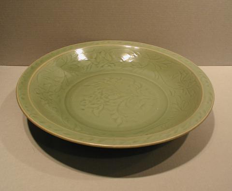Unknown, Dish with Chrysanthemum, 15th century
