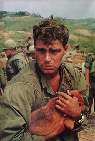 Larry Burrows, Khesanh, from the series: Larry Burrows: Vietnam, The American Intervention 1962 - 1968, 1968, printed 1985