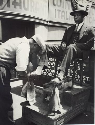 Lucien Aigner, Bootblack and Patron, Harlem, New York City, 1936