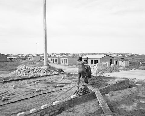 David Goldblatt, Man building his house, Marselle Township, Kenton-on-sea, July 8, 1990, 1990