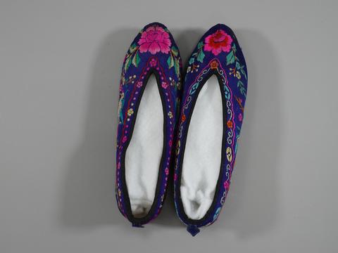 Unknown, Pair of Slippers with Embroidered Birds and Peonies, ca. 1930